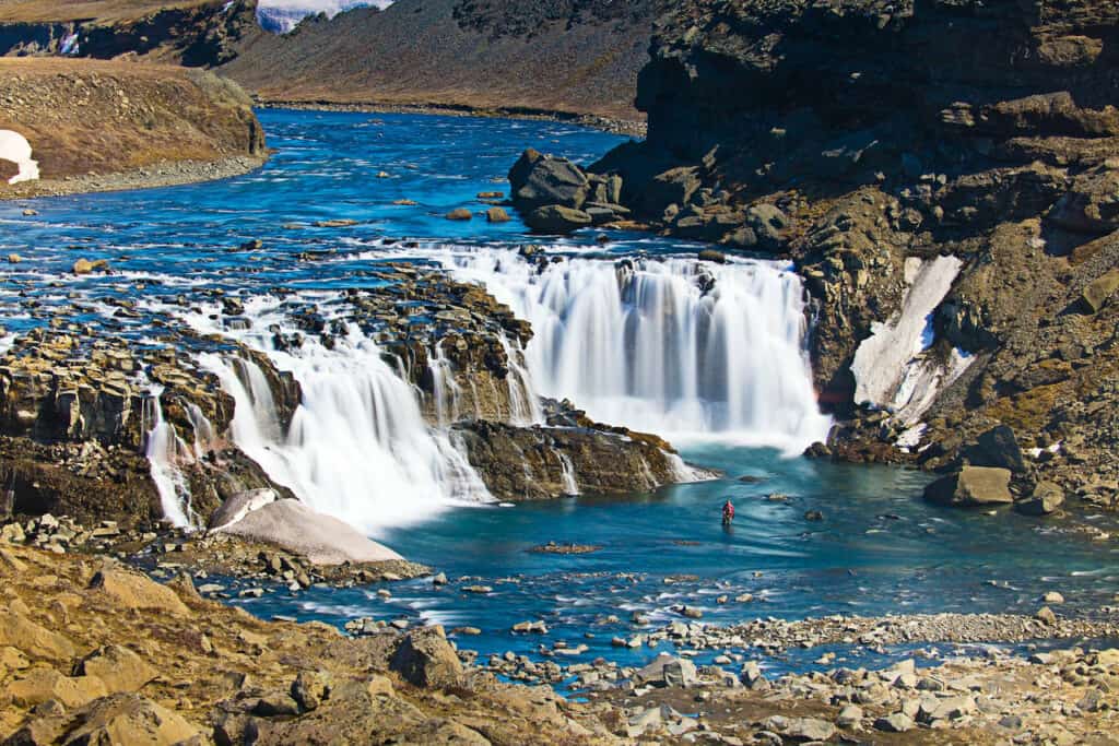 Kaldakvísl - The Highlands fisherman under Nefji waterfall